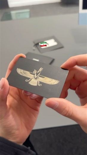 ‎کارت بانکی فلزی | جاوید کارت‎ on Instagram‎: "دریافت شرایط سفارش، کلمه «ایران» رو کامنت کن کارت بانکی فلزی با طرح‌های الهام‌گرفته از هویت و اصالت ایرانی 🇮🇷 نسخه‌ای خاص از کارت بانکی خودت با بدنه‌ی فلزی، حک لیزری دقیق و ماندگاری بالا. ✅این کارت بانک جدید صادر نمی‌کنه و فقط ظاهر کارت فعلی‌ت رو به یک کارت فلزی لوکس تبدیل می‌کنه. مناسب افرادی که دنبال تفاوت، شخصیت و استایل خاص هستن 💎 📩 کامنت کن ایران تا شرایط سفارش و توضیحات کامل برات ارسال بشه #کارت_فلزی #کارت_بانکی #ایران #متال_کارت #JavidCar