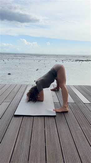chebyjane_yoga on Instagram: "Yoga near sea🧘🏼 #yoga #gymnastgirl #flexibility #flexiblegirl #chebyjane"