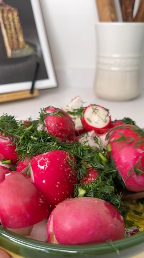 Smashed Pickled Radishes 🤤📌Recipe: • 1 bunch of radishes • 2 garlic cloves (crushed or sliced) • 1 tsp whole black peppercorns • 2 tbsp apple cider vinegar • 2 tbsp olive oil • 2 tbsp sugar • 1 tbsp salt • A bit of dill (fresh or dried) • A pinch of chili flakes (to | Alona Loewen