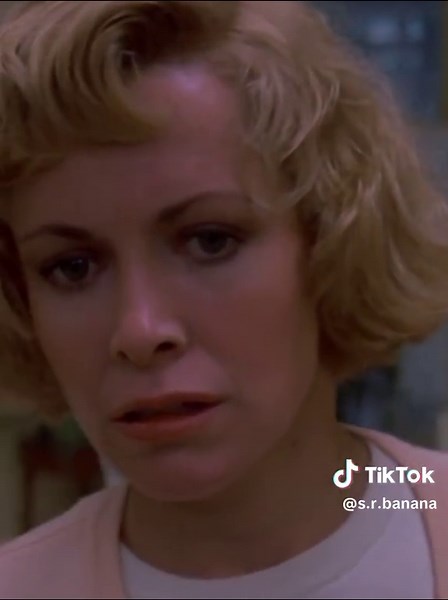 chucky ataca a Karen. #chucky #chuckyseries #chuckydoll #peli #peliculas #80 #cinema #cinematic #cine