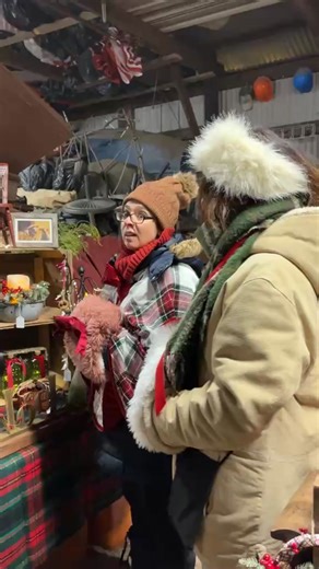 Join us for the Victorian Christmas Market, a special feature happening alongside the Winter Lights! Come eat, sing, shop and be merry till 8 o’clock! | Red Apple Farm