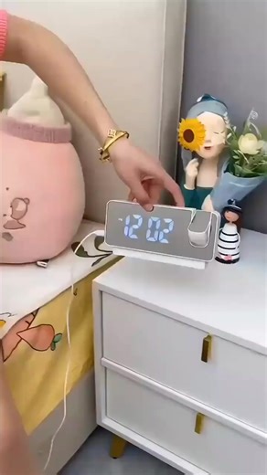 ✨ Smart Digital Projection Alarm Clock – See the Time on Your Ceiling, Wake Up Easier, and Charge Your Phone—All in One (50% OFF!) ✨ 🕰️ Ultra-Clear Ceiling Projection → Projects sharp, large-digit time onto your wall or ceiling up to 11.4 ft (3 m) away! 180° swivel projector focus ring lets you adjust for perfect clarity—no more squinting in the dark. 🔊 Adjustable Volume & 7” LED Display → 5-level alarm volume wakes even the heaviest sleepers, while the 5-level dimmer ensures the bright 7-inch