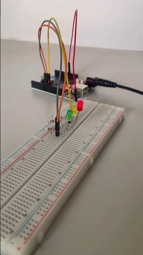 🔴🟡🟢 Semáforo com Arduino Projeto desenvolvido para simular o funcionamento de um semáforo real.