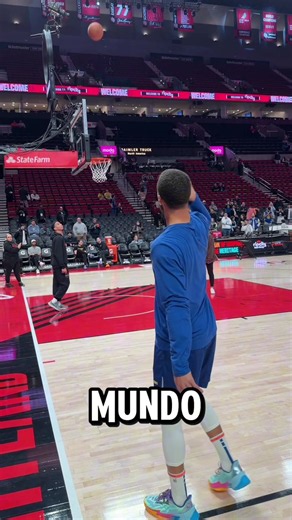 🏀 Hasta Stephen Curry falla. Tres tiros consecutivos. Tres fallos. El básquet no se trata de meterlas todas. Vas a fallar más de lo que acertás. La diferencia está en tener la confianza para volver a tirar como si el anterior nunca hubiera pasado. 🎯 Fallá. Ajustá. Seguí tirando. 🔥 #Basketball #StephenCurry #NBA #DesdeLaCancha #BasketballTraining