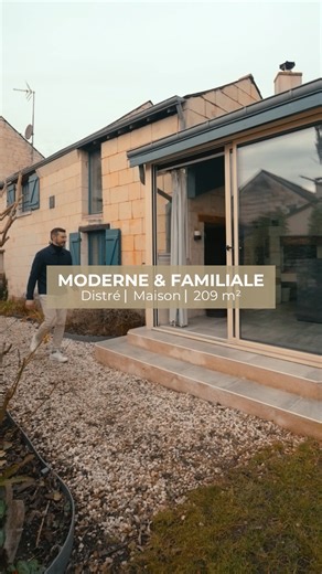 Charles-Antoine Mary⎥Consultant immobilier à Saumur on Instagram: "✨ Et si cette vidéo était le début le prochain chapitre de votre vie... Au cœur du village de Distré, à seulement quelques minutes de Saumur, cette maison ancienne rénovée avec soin depuis 2021 dévoile aujourd’hui toute son âme… en images. Volumes généreux, lumière naturelle, charme de l’ancien subtilement mêlé au confort moderne : ici, chaque espace invite à se projeter. Avec 209 m² habitables (265 m² au sol) et jusqu’à 6 chambr