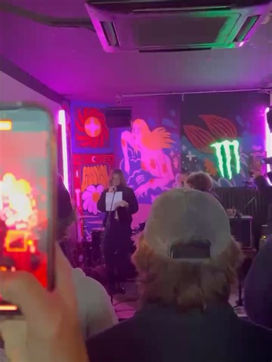 FORMER JAPAN on Instagram: "フランスで開催されたTwin Fin Invitational に招待され、見事優勝を飾った大橋海人というサーファーの“世界での評価”を改めて実感した。 陸では世界中のトップサーファーたちから「Kaito！」と声をかけられ、ヒート後にはレジェンド、トム・カレンが「君のサーフィンに刺激を受けた。ありがとう」と握手を求めてきた。 サーフィンのスキルはもちろんだが、彼が異国の地でこれほど多くのサーファーに知られ、リスペクトされているのは、人としての魅力も認められているからだと思う。 日本で見る “大橋海人” は、国を代表するトップサーファーのひとりというのは言うまでもない。 しかし海外で見る “Kaito Ohashi” は、もはや「日本のフリーサーファー」という枠を超え、 そのスキルも人間性も、間違いなくワールドクラスのフリーサーファーだった。 優勝おめでとう、Kaito！ 📸 and ✒️ by @jinsato_ Twin Fin Invitational とは、 ウィリアム・アリオッティによる完全招待制で世界中か