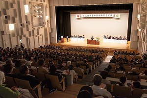 上越タウンジャーナル_新潟県上越市・妙高市のニュース on Instagram: "上越市の合併20周年を祝う記念式典が5月17日、高田城址公園オーレンプラザで開かれました🌼 市民や関係自治体など約500人が参加し、中川幹太市長は「市民一人一人が新しい時代を切り開くために挑戦し、活躍できる環境づくりを進めていく」などとあいさつしました。 – – – – – – – – – – – – – – – – – – – 2005年1月1日に全国最多の14市町村が合併し誕生した上越市。 合併後の市の歩みをまとめた映像や、同市ゆかりの著名人からのビデオメッセージが上映されたほか、市内で活躍する若者4人による記念トーク、県立高田高校合唱部による上越市民の歌「このふるさとを」の合唱、上越高校ダンス部や越後上越上杉おもてなし武将隊によるパフォーマンスが行われました。 – – – – – – – – – – – – – – – – – – – また、今年の謙信公祭で上杉謙信役を務める松平健さんからのビデオメッセージがサプライズで上映❣️ 「上越市合併20周年おめでとうございます。私も立派な謙信公になる