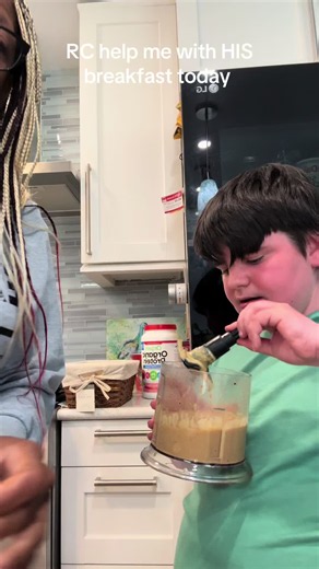 Hi majesty loves cooking whatever pops up in his head. I need to warn myself that sometimes the heat in his food kicks my 🫏 seconds later😂🥵 @rcthespicekingandmom @rcthespiceking1739 @stefferpoospicy #refriedbeansrecipe #rcthespiceking #cookingwithrc #momandson