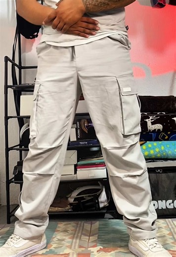 Outfit casual con pantalones cargo en TikTok