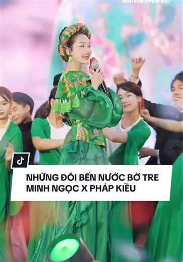 Tủi lòng thiếp lắm chàng ơi… Minh Ngọc x Pháp Kiều mang “Ba Quan Mời Trầu” đến Đấu Trường Sấm – tái hiện không khí lễ hội truyền thống của vùng Đồng bằng Bắc Bộ, nơi miếng trầu là lời chào, là mở đầu cho những câu hát giao duyên. Một chút dân gian, một chút hội làng… và rất nhiều tình cảm gửi đến khán giả tối hôm ấy. #MinhNgoc #PhapKieu #BaQuanMoiTrau #QuanHo #CoGaiQuanHo 🎤✨