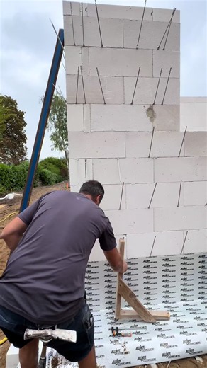 Positionieren der Eckschiene, für ein Lot-Waagerechtes Ergebnis des Sichtmauerwerks. Exakte Einteilungen der Schichten #baustelle #explore #handwerk #insaat #klinker