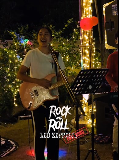 Rock and Roll ของวง Led Zeppelin ออกจำหน่ายในปี 1971 อยู่ในอัลบั้ม Led Zeppelin IV ได้แรงบันดาลใจจากร็อกแอนด์โรลยุคแรก ผสมบลูส์และฮาร์ดร็อกอย่างดุดัน จังหวะกลองอันเป็นเอกลักษณ์ของ John Bonham และริฟฟ์กีตาร์ของ Jimmy Page ทำให้เพลงทรงพลัง เนื้อหาและพลังของเพลงสะท้อนจิตวิญญาณอิสระของร็อกแอนด์โรลอย่างแท้จริง ROCK AND ROLL (Led Zeppelin) - Covered by OZONE Band Live at a private party, Phuket, Thailand 26-DEC-2025 #RockAndRoll #LedZeppelin #OZONEBand #OZONEBandPhuket #OZONEKidsBand _________________