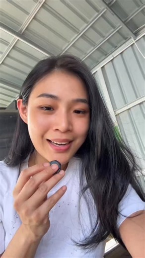 Vanessa Michelle on Instagram: "Kisah nyata ini lagi viral. Seorang nenek 81 tahun (GrammaCrackers) live streaming main Minecraft di pump.fun demi biaya pengobatan cucunya yang kena kanker. Keluarganya bahkan sempat mau jual rumah. Komunitas kripto lalu bikin token Minecraft Grandma Fund. Lewat sistem creator fee, setiap transaksi ikut nyumbang ke wallet keluarga Gramma. Hasilnya? ⏱️