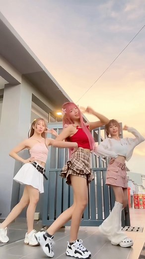 𝖬𝗂𝗓𝗓𝗂𝖾 𝖳𝗁𝖺𝗆 米斯🌸 | 今天是个粉红搭配 🎀❤️ #仨米队 #ep45 #甜甜的舞 | Instagram