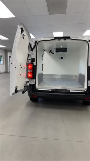 TEMP CON VAN ! GAH REFRIGERATED UNIT ! SAT NAV ! SNAP IT UP, BEFORE IT’S GONE ! £23,989 VAT ! FOR SALE ! ❄️🚚⭐️ Full advert spec ⬇️ 72 Plate Vauxhall Vivaro 2900 1.5 Turbo D 100 BHP Short Wheelbase Dynamic Edition Refrigerated 6dr .. Great Spec Example in Kaolin White with SAT NAV / CARPLAY MEDIA , GAH REFRIGERATED UNIT , TWIN SIDE ACCESS DOORS / 6DR SPEC , 3 x Front Seats , Electric Windows Mirrors , Limiter Cruise Control , Bluetooth , DAB Radio , CarPlay Media , Park Sensors , Plus all usual 