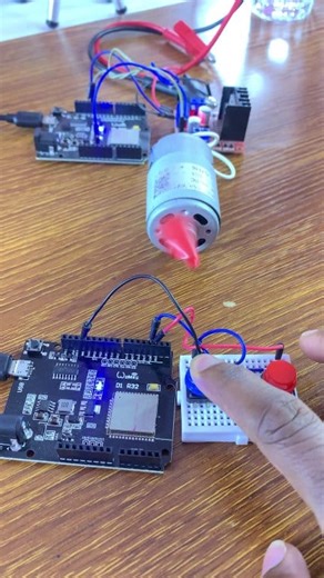 🚀 Wireless DC Motor Speed Control with Two WeMos D1 R32 Boards Using ESP-Now Protocol & 2 Pushbuttons In this project, we wirelessly control the speed of a DC motor using two WeMos D1 R32 boards. The ESP-Now protocol enables seamless communication between the boards, while two pushbuttons allow speed adjustments. A great way to explore wireless motor control with ESP32-based microcontrollers! #electronics #engineering #electronicengineering #electricalengineering #espnow #wemos #d1r32 #dcmotor 