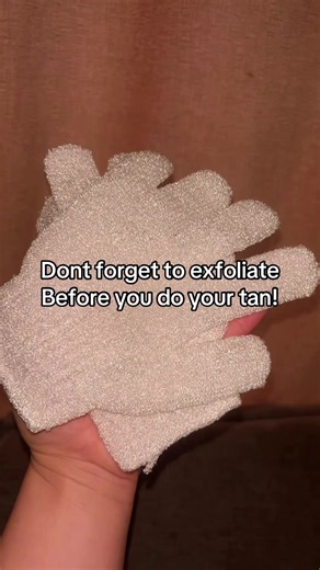 Designed for Success: Designed to enhance tanning results by ensuring smooth skin free from streaks and patches Easy Integration: Fits seamlessly into your shower routine, making it a simple addition to your skincare regimen Gentle Exfoliation: Effectively removes old self-tan and dead skin cells for a smoother skin surface Ideal Prep: Ensures skin is perfectly prepped for a flawless self-tan application Radiant Skin: Promotes healthy skin renewal and minimizes ingrown hairs for a polished appea