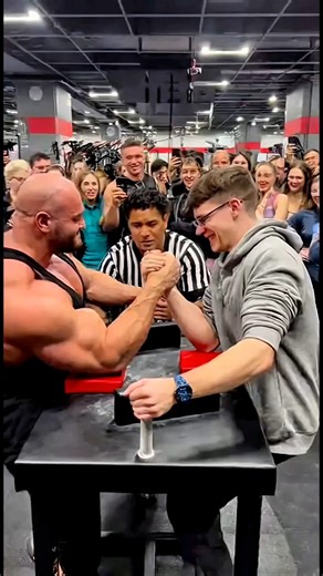 Skinny Guy Outsmarts Bodybuilder in Gym Arm Wrestling! A hilarious gym moment! A clever skinny guy takes on a huge bodybuilder in an arm wrestling match — but wins with a smart little trick! 😂 The crowd goes crazy when he distracts the opponent with a protein bar. This short clip is pure comedy gold! #FunnyGym #ArmWrestling #Bodybuilder #SkinnyGuy #SmartWin #ViralShorts #Comedy #ViralVideo #USA #GymHumor | ArozPlay