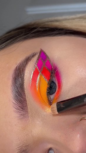 Everyone said to do it with gold liner so I tried it !!! #eyeliner #makeuptutorial