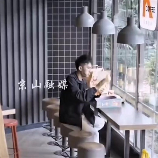 🇨🇳 餐厅听见亡子心跳，父亲当场痛哭 🇬🇧 Father Hears Late Son’s Heartbeat, Breaks Down