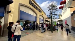 19K views · 120 reactions | Así está la situación en la compra de productos a mitad de precio, el cierre de la tienda y los clientes que siguen formados en Best Buy Altozano en Morelia :o | MiMorelia.com | Facebook