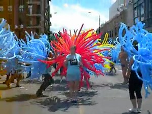 18 balloon volunteers ran, danced, and made the crowd go wild on this 6 mile parade route! www.balloonsbytommy.com www.fusionchicago.com internet dance radio | Balloons by Tommy