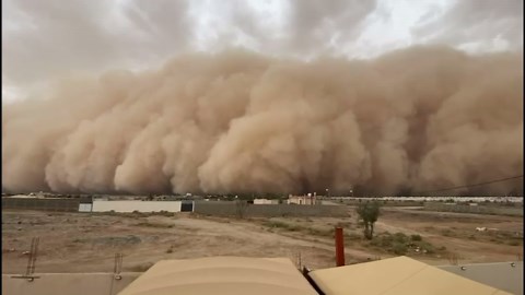 Ominous timelapse shows huge dust storm coming towards house
