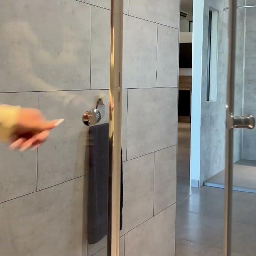 Porte de douche pivotante : système d’ouverture