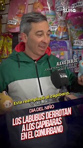 Guerra por el Día del Niño en el Conurbano: los labubus derrotan a los capibaras 😱 El Día del Niño se acerca y durante estos días previos en la región se desata una guerra entre dos muñecos que son tendencia en las redes sociales: los labubus y los capibaras. Los primeros surgieron como moda desde hace aproximadamente tres meses a través de TikTok, y son los que, según los comerciantes de la zona, están ganando la batalla. Se trata de peluches con formas de elfos monstruosos. 🧸 "Los labubus so