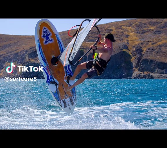 If you’re not getting wetter you’re not gonna get better🤷🏼‍♂️ Rider - @hedz #windsurfing #windsurf #kitesurfing #surfing #crash #extremesports #freestyle #wingfoil