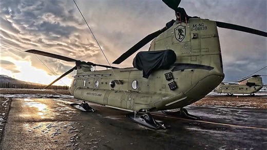 US Army helicopter troop carrier • Chinook CH-47
