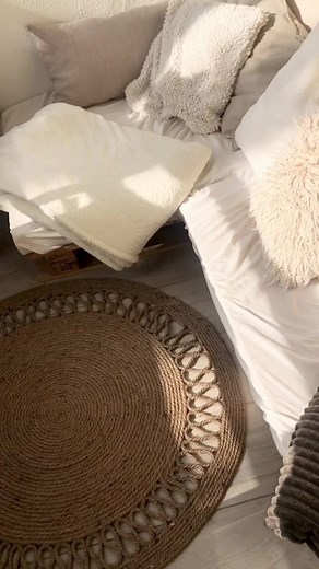 This is your sign to make yourself a rope rug!! #howtodiy #diy #diyhome #diyproject #diyprojects #diycraft #crafts #diyhacks #antesydespues #hogar #upcycling #recycle #diylowcost #diyinredning #inredning #5minutecrafts #ideasen5minutos #homedecor #bohointeriors #bohemianstyle #diyfácil #easydiy #diyeasy #ideasparatuhogar #hogardecoracion #howtodo #beforeafter #furnitureflip #houseinspo #interiordesign #diyinterior #diydecoration #diydeco #diyhouse #diyhousedecor