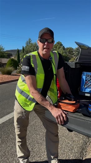 🚨 Mobile Command Center Essentials 🚨 ⠀ Setting yourself up for success on the road starts with the right safety equipment and procedures. ⠀ If you ever have to stop on the side of the road: ⠀ ⚠️ Turn on your emergency flashers immediately. Every year, police officers—with flashing lights and marked cars—are struck while pulled over. If it can happen to them, it can happen to anyone. ⠀ 👀 You need to be seen. ⠀ Next, set up your: 💡 LED road marker lights – especially critical in areas prone to