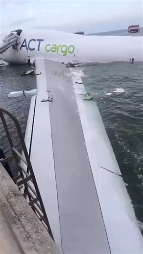 #travelhack #airporttips #budgettravel #airlinetips #flightdelayproblems #reallifetravel | Stop Delay