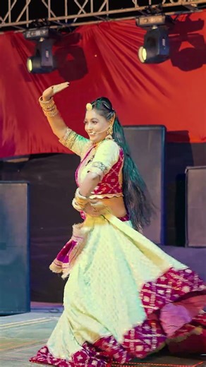 तोरणिये - राजस्थानी डांस | Twinkle Vaishnav Rajasthani Dance LIVE
