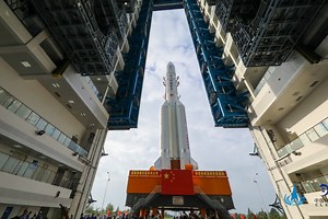 China lanza con éxito su última misión a la Luna: busca ser el tercer país de la historia en traer muestras lunares a la Tierra