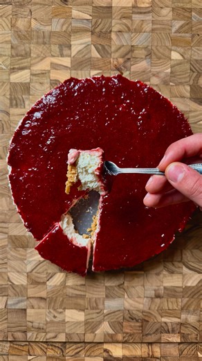 Giorgos Eftychides | Recipes & Hacks on Instagram: "Γιατί το άλλο σου μισό αξίζει κάτι παραπάνω 😉🍓 No-bake Strawberry Cheesecake ΥΛΙΚΑ (φόρμα 20–22 εκ.) Για τη βάση • 250 γρ. μπισκότα τύπου digestive • 120 γρ. βούτυρο, λιωμένο Για την κρέμα cheesecake • 600 γρ. τυρί κρέμα, σε θερμοκρασία δωματίου • 140 γρ. άχνη ζάχαρη • 350 ml κρέμα γάλακτος 35%, πολύ κρύα • 2 κ.γ. εκχύλισμα βανίλιας • 1 πρέζα αλάτι Για τη σάλτσα φράουλας • 500 γρ. φράουλες (φρέσκες ή κατεψυγμένες) • 80 γρ. ζάχαρη • 1 κ.σ. χυμ