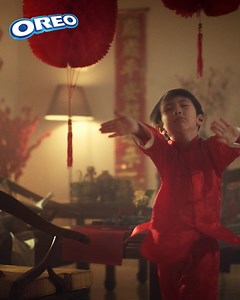 香橙荔枝，大吉大利。红色饼干，更添喜气。这个新年当然少不了香橙荔枝Oreo！ #Oreo变身红色 #MakeEveryMomentPlayful | OREO