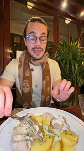 Le Bistrot Paul Bert, Paris, Francia. 🥩 🇫🇷 Recomendado por la mayoría, turistas, chefs y locales como el mejor Filet Au Poivre de todo Paris, y que gran lugar. Aquí si sientes toda la vibra de estar en Paris, pensé que iba a ser un lugar mucho más turístico pero casi nadie hablaba inglés. El dueño estaba sentado afuera muy pendiente y vino a saludar a la mesa que siempre es un plus. Y el servicio aunque al principio se sintió muy lento y seco a diferencia de otros lugares que hemos ido, se pu