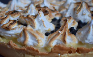 Tarte sablée aux myrtilles, à la crème d'amande et meringue italienne