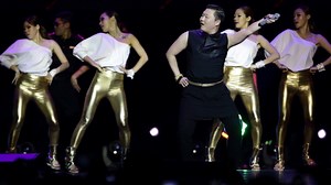 Stars Galore at Social Media Awards