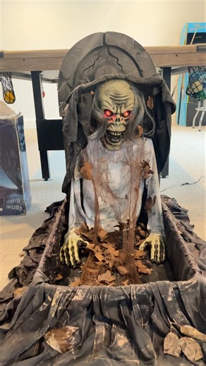 POP UP GRAVE ZOMBIE ABSOLUTELY EXPLODED😱😱 #animatronics #halloween #spirithalloween #zombie
