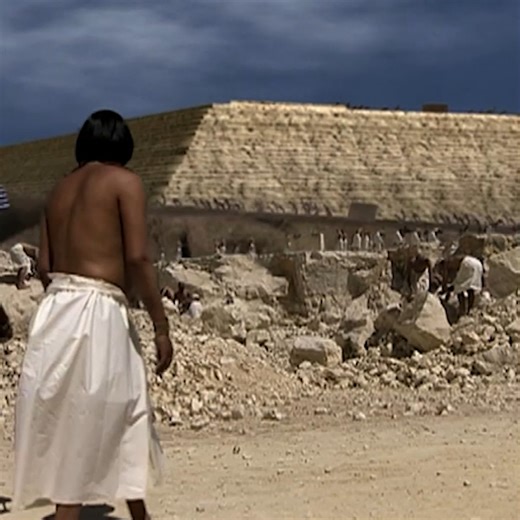 Is this how YOU would build a pyramid? 👷🧱 #SevenWondersOfAncientEgpyt | Love History