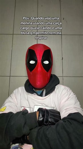 Quando vejo uma menina usando uma calça cargo quase caindo e uma blusa q n permite nem ela respirar