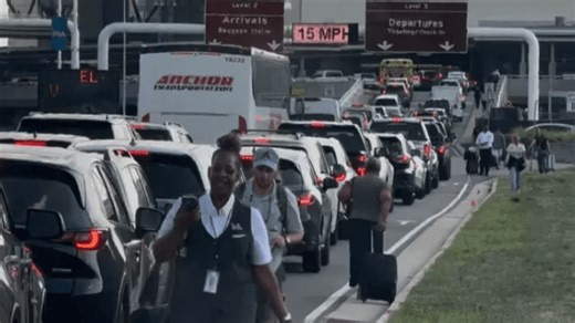 What caused the over 14,000-vehicle jam at Nashville airport, according to MNAA