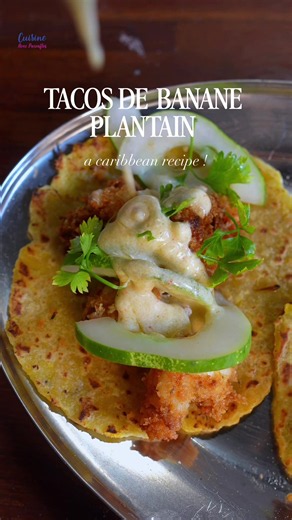 On prépare ensemble aujourd’hui des tacos de bananes plantain, à base de crevettes, concombre et une belle sauce à l’ail. C’est parti pour la recette ! 🍤 Recette des tortillas à la banane plantain : 2 bananes jaunes 40 g de beurre ou de margarine pour une version végétale Environ 300 g de farine (à ajuster selon la texture des bananes) 1 pincée de sel Astuce : la pâte doit être souple, mais pas collante. Trop de farine peut rendre les tortillas sèches et pas assez peut les rendre difficiles à m