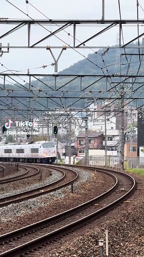 特急「はるか」は、JR西日本が運行する関西国際空港へのアクセス特急列車です。1994年に運行を開始し、野洲駅・草津駅・京都駅から関西空港駅までを結びます。主要停車駅には、大阪駅や新大阪駅などがあります。使用車両は281系と271系で、最高速度は130km/hです。料金は乗車日によって変動し、指定席や自由席の選択が可能です。大阪駅から関西空港へは乗り換えなしでアクセスできます。 この文章は、Perplexityにより作成しました。 #train #limitedexpresstrain #haruka #jrwest #tokaidoline #shimamoto #osaka #japan #鉄道 #電車 #特急はるか #特急列車 #東海道本線 #東海道線 #島本町 #大阪 #日本 #perplexity