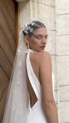Some dresses don’t need words, just a glance ❤️ Nash embodies the modern bride: clean lines, gentle movement and boldly exposed back. The draped halter neckline softly frames the neck and shoulders, creating a silhouette that stays with you. Set against the historic backdrop of Kraków’s Wawel Castle, this look becomes even more iconic. Perfectly paired with the Alba veil, it’s a statement of effortless elegance. For those who want to stay true to themselves on their wedding day, only more beauti