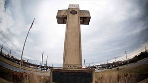 La Cour suprême des États-Unis entend aujourd’hui les premiers plaidoyers d’une cause qui remet en question la constitutionnalité des monuments à symbolique religieuse de l’État à travers tout le pays. | Radio-Canada Information