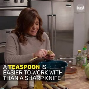 426K views · 1.1K reactions | How to peel ginger the RIGHT way, according to Rachael Ray! #30MinuteMeals > Every Day at 12|11c | Food Network | Facebook
